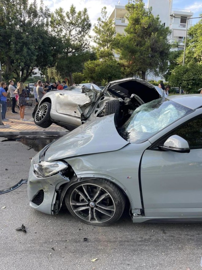 Αυτοκίνητο που έτρεχε με ιλιγγιώδη ταχύτητα εισέβαλε σε πάρκο και μετά από τρελή πορεία κατέληξε σε σταθμευμένα αυτοκίνητα