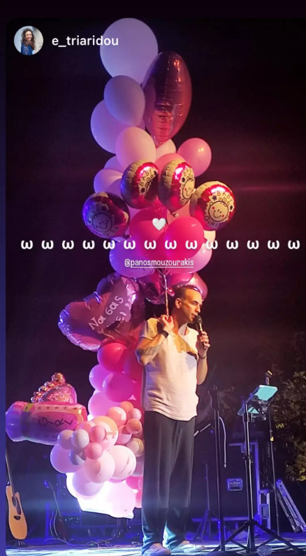 Πάνος Μουζουράκης: Με μπαλόνια στη σκηνή λίγο μετά τη γέννηση της κόρης του