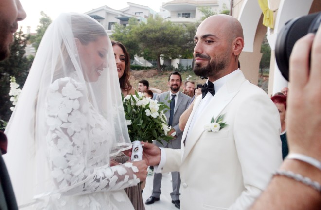 Τη στιγμή που η οικογένεια της Βιβής Τσιάμη παραδίδει τη νύφη στον γαμπρό/ NDP