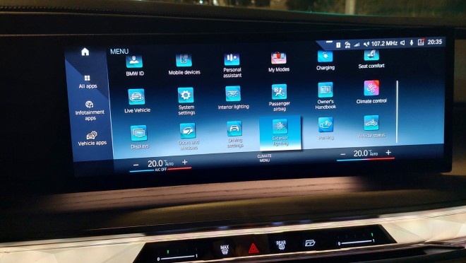 Η κυρτή οθόνη της BMW i7 xDrive60
