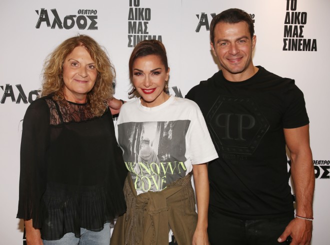 Ο Γιώργος Αγγελόπουλος με τη μητέρα του και τη Δέσποινα Βανδή το 2019 στο Θέατρο Άλσος 