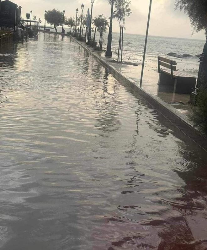 Πλημμύρισε η παραλιακή οδός στο Ξυλόκαστρο