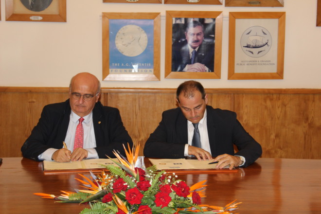 Ο Πρύτανης του Πανεπιστημίου Πατρών, Χρήστος Μπούρας, με τον Πρόεδρο της Ελληνικής Κοινότητας Αλεξανδρείας, Ανδρέα Βαφειάδη, επιδεικνύουν το υπογραφέν Μνημόνιο Πανεπιστημιακής Συνεργασίας