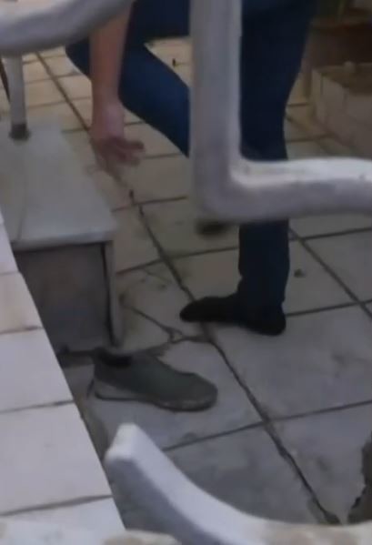 Ο Κασσελάκης έβγαλε τα παπούτσια του για να μπει στο σπίτι πλημμυροπαθή στον Βόλο