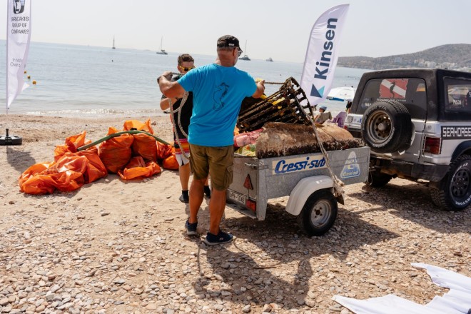 Οι εργαζόμενοι του Σαρακάκη καθάρισαν την παραλία Βάρκιζας