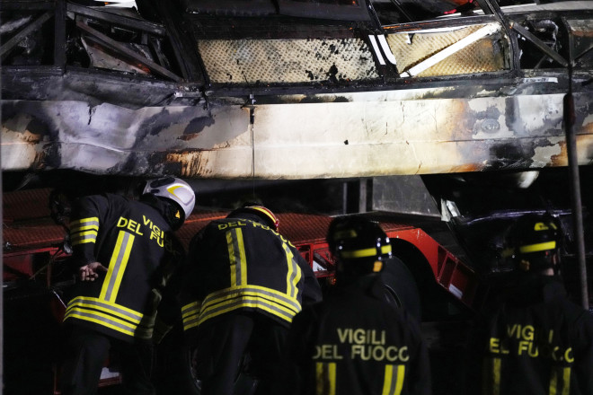 Λεωφορείο έπεσε από γέφυρα στην Ιταλία - Νεκροί και τραυματιες