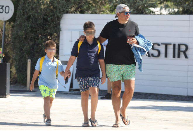 Ο Γιώργος Λιάγκας σε παλαιότερη δημόσια εμφάνιση με τους γιους του, Γιάννη και Δημήτρη/ φωτογραφία NDP