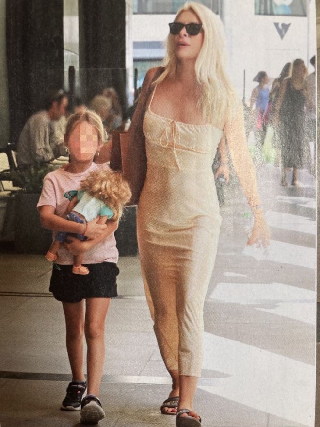 H Ελένη Μενεγάκη με την κόρη της Μαρίνα, στο κέντρο της Αθήνας- πηγή περιοδικό OK!