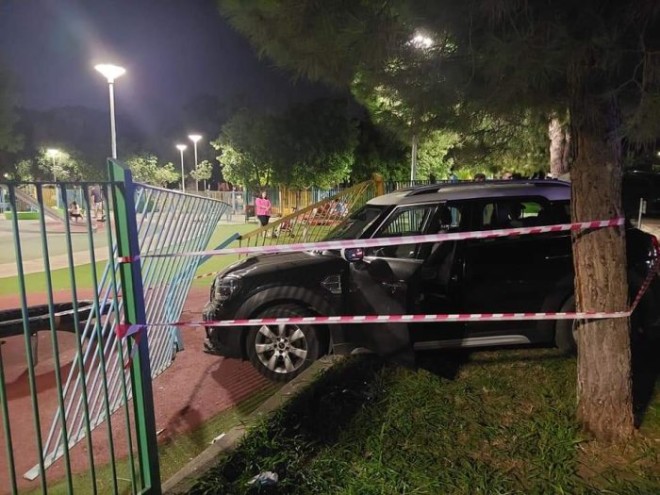 Ο οδηγός του αυτοκινήτου έχασε τον έλεγχο και καρφώθηκε πάνω στα κάγκελα της παιδικής χαράς - notiareport.gr