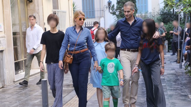 Ο Κώστας Μπακογιάννης με τη Σία Κοσιώνη και τα τέσσερα παιδιά, κατά την πρώτη Κυριακή των δημοτικών εκλογών/ ΝDP Ανδρέας Νιλολαρέας