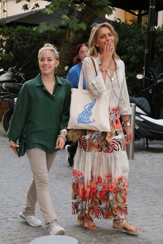 Τατιάνα Μπλάτνικ: Με throw on dress στο κέντρο της Αθήνας