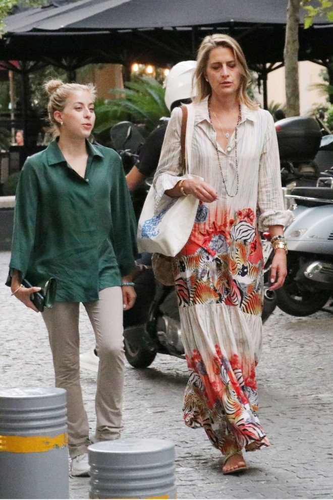 Τατιάνα Μπλάτνικ: Με throw on dress στο κέντρο της Αθήνας