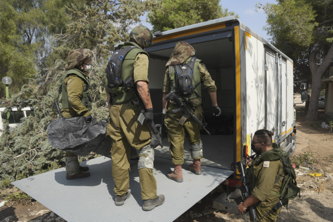 Ισραηλινοί στρατιώτες στο κιμπούτς Κφα Αζάρ αντικρίζουν τα μακάβρια αποτελέσματα της επίθεσης της Χαμάς  