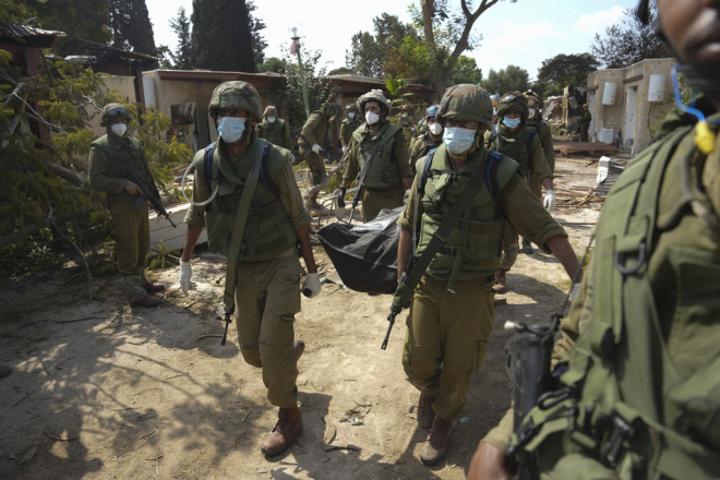 Περισσυλογή πτωμάτων στο κιμπούτς Κφα Αζάρ στο Ισραήλ μετά τις θηριωδίες της Χαμάς 