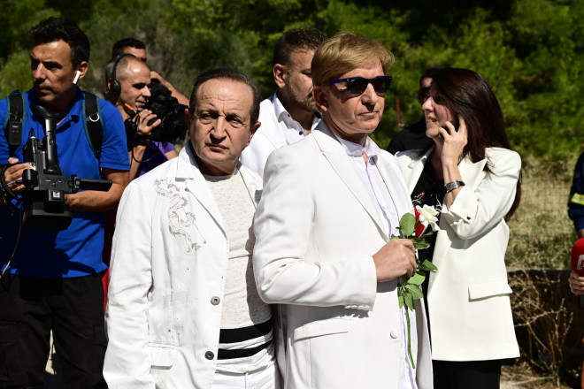Οι φίλοι της, Σπύρος Μπιμπίλας και Χάρης Δελαπόρτας συνόδευσαν το φέρετρό της Μαίρης Χρονοπούλου, ντυμένοι στα λευκά - Eurokinissi