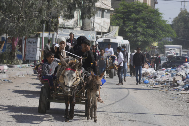 Παλαιστίνοι εγκαταλείπουν τη Λωρίδα της Γάζας μετά το τελεσίγραφο του Ισραήλ/ AP Photo/Hatem Moussa