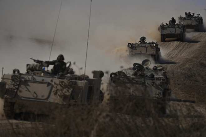 Ισραηλινά στρατεύματα κινούνται προς τη Λωρίδα της Γάζας/ AP Photo/Ariel Schalit
