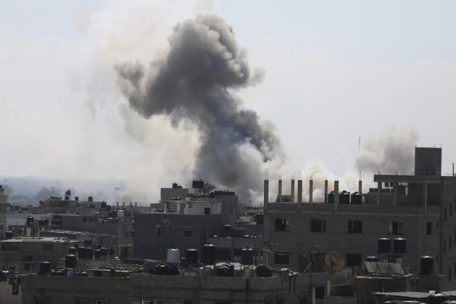 Καπνός μετά από βομβαρδισμό στη Λωρίδα της Γάζας/ (AP Photo/Hatem Ali)