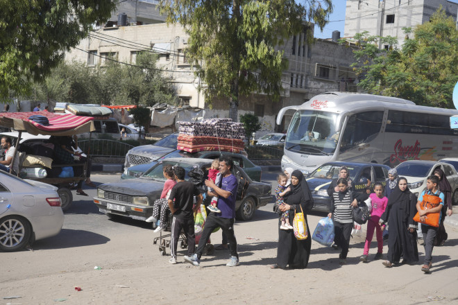Παλαιστίνιοι εγκαταλείπουν το βόρειο τμήμα της Γάζας προς τον νότο μετά το τελεσίγραφο εκκένωσης/ (AP Photo/Hatem Moussa)