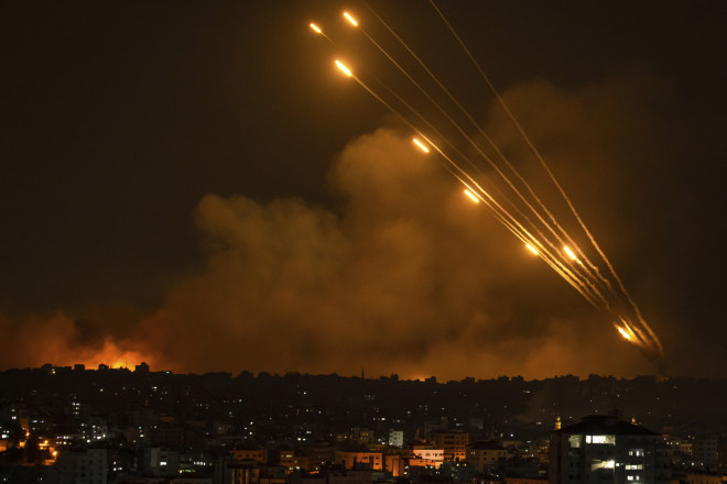 Η στιγμή εκτόξευσης ρουκετών από τη Λωρίδα της Γάζας προς το Ισραήλ/ (AP Photo/Fatima Shbair)