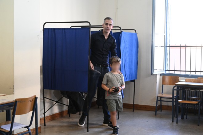 Ο μικρός Δήμος Μπακογιάννης μπήκε πίσω από το παραβάν για να ψηφίσει ο μπαμπάς του/ Eurokinissi Τατιάνα Μπόλαρη