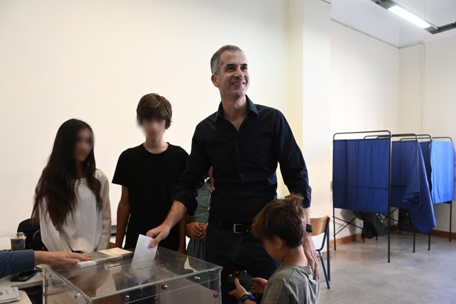Ο Κώστας Μπακογιάννης ψήφισε για τον β΄ γύρο των δημοτικών εκλογών παρέα με τα παιδιά του/ / Eurokinissi Τατιάνα Μπόλαρη