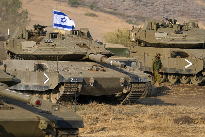 Ισραηλινά τανκς έχουν παραταχθεί κοντά στα σύνορα με τον Λίβανο/ AP Photo/Ariel Schalit