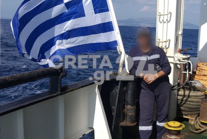 Από τη σύγκρουση η μηχανή που οδηγούσε ο 38χρονο κατέληξε σε μια τζαμαρία