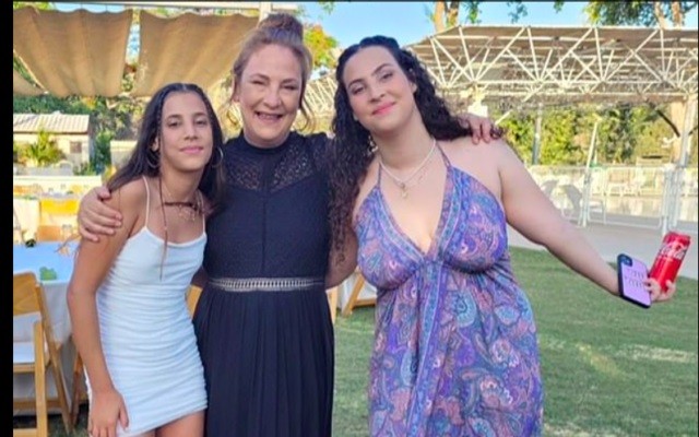 Η Lianne Shirabi με τις κόρες της, τη 13χρονη Yahel και την 16χρονη Noiya