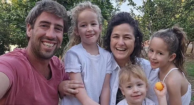 Η οικογένεια του Johnny Siman Tov ξεκληρίστηκε μέσα στο σπίτι της μετά την εισβολή της Χαμάς