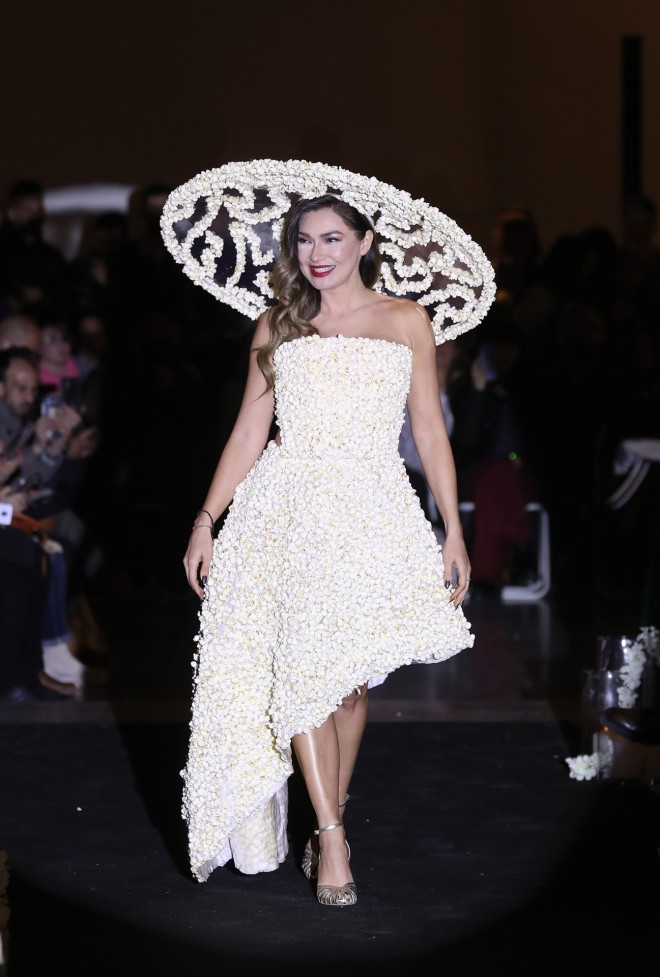 H Aποστολία Ζώη στο "Sweet Fashion Show" με δημιουργίες του Χρήστου Βέργαδου, τον Μάρτιο του 2023/ NDP Ανδρέας Νικολαρέας