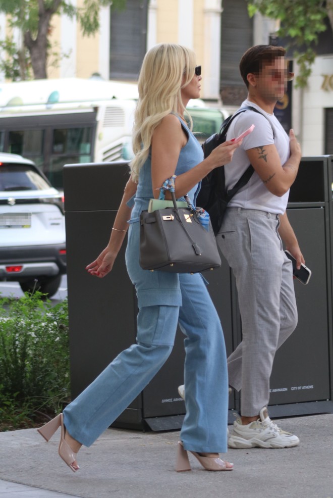 Κατερίνα Καινούργιου: Με total denim look και Hermès τσάντα για ψώνια