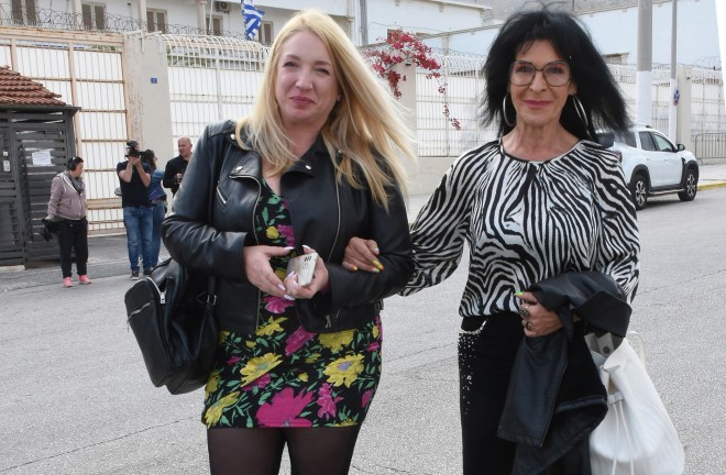 Η Ερασμία Μάνου και η Σοφία Βόσσου έξω από τις φυλακές Κορυδαλλού μετά το σύμφωνο συμβίωσης με τον Βασίλη Δημάκη/ NDP