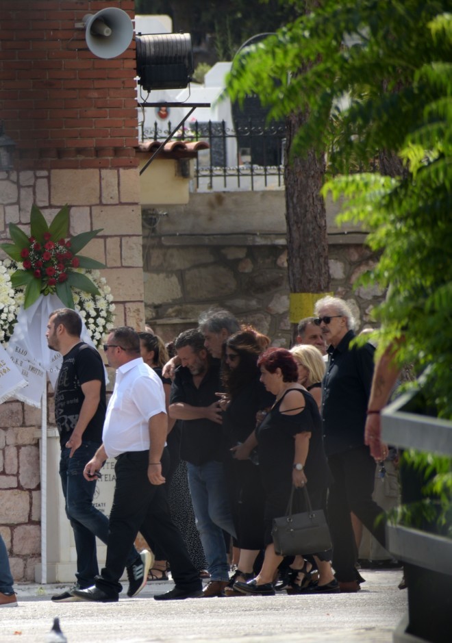 Υποβασταζόμενοι οι γονείς του 11χρονου Χρήστου που πνίγηκε στους Φούρνους Ικαρίας / Φωτογραφίες Intime