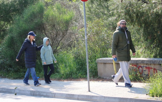 Ο Λορέντζο Καριέρε με την Έλενα Κατραβά και τον έναν από τους δύο γιους της σε βόλτα τους στο Χαλάνδρι, το 2020/ NDP