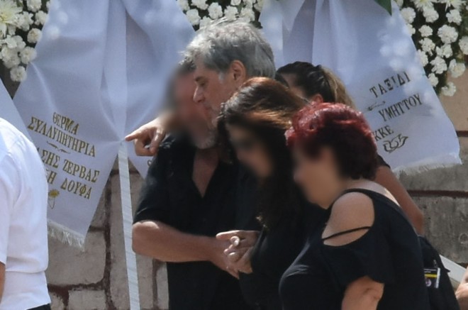O Oδυσσέας Σταμούλης σε άθλια κατάσταση στην κηδεία του γιου της/ ΝDP