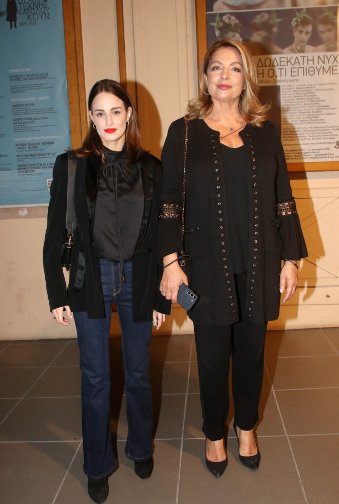 «Δωδέκατη νύχτα»: Η Άντζελα Γκερέκου με τη Μαρία Βοσκοπούλου στην επίσημη πρεμιέρα