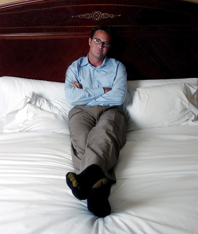 Ο Μάθιου Πέρι σε δωμάτιο ξενοδοχείου στη Νέα Υόρκη το 2002 για την προώθηση των Friends 
