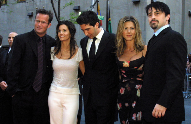 Matthew Perry,  Courteney Cox Arquettte, David Schwimmer, Jennifer Aniston και Matt LeBlanc, οι πρωταγωνιστές από τα "Φιλαράκια" το 2002 στη Νέα Υόρκη (AP Photo/Tina Fineberg)