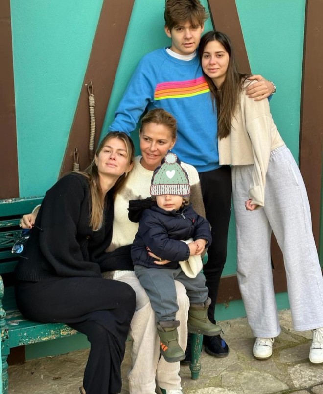Η Τζένη Μπαλατσινού με τις κόρες της Αμαλία κι Αλεξάνδρα και τους γιους της Μάξιμο και Παναγιώτη Αντώνιο 