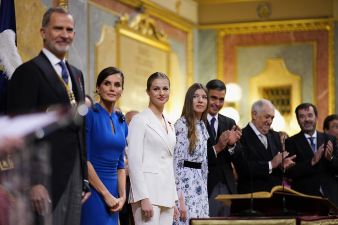 Η πριγκίπισσα Λεονόρ φόρεσε ένα λευκό κοστούμι, ενώ η μητέρα της, βασίλισσα Λετίθια ένα vitage μπλε φόρεμα Carolina Herrera - AP