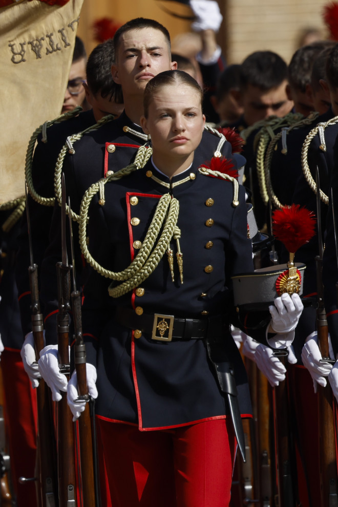 Η πριγκίπισσα Λεονόρ με στρατιωτική στολή