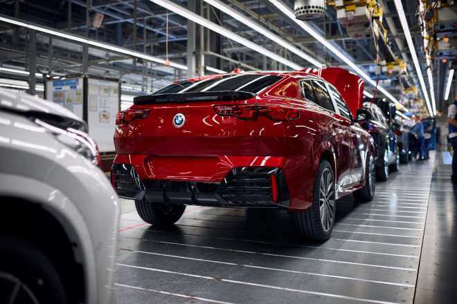 Η νέα BMW X2 βγαίνει για πρώτη φορά από τη γραμμή συναρμολόγησης