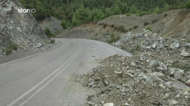 Από τον σεισμό προκλήθηκε κατολίσθηση με αποτέλεσμα να κλείσει ο δρόμος από το Σαρακίνικο προς την Βλαχιά καθώς τα προστατευτικά σύρματα δεν άντεξαν το βάρος από τις πέτρες. 