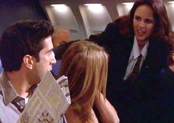 Μάθιου Πέρι: H Λίζα Κας ως αεροσυνοδός σε σκηνή με τον Ρος και τη Ρέιτσελ