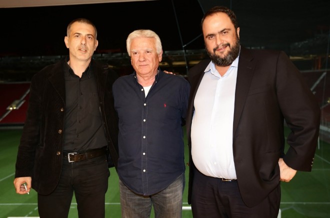 Ο Γιάννης Μώραλης μαζί με τον Νίκο Γιούτσο και τον Βαγγέλη Μαρινάκη σε εκδήλωση παλαίμαχων ποδοσφαιριστών το 2014