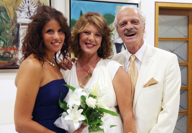 Ο Σπύρος Φωκάς στον πολιτικό του γάμο με τη Λίλιαν Παναγιωτοπούλου και την κόρη της Κωνσταντίνα το 2013 