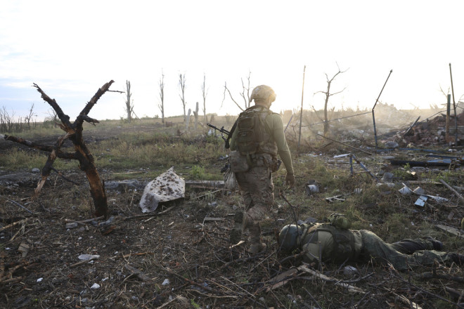 Νεκρός Ρώσος στρατιώτης στο πεδίο της μάχης στην Ουκρανία  