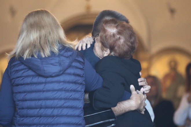 Συντετριμμένη η μητέρα της Κάτιας Νικολαΐδου στην κηδεία της/ Eurokinissi Γιάννης Παναγόπουλος