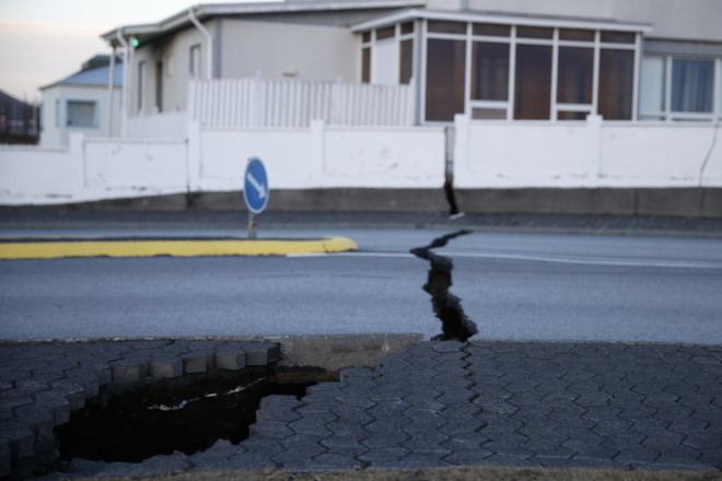 Οι δρόμοι στην πόλη Grindavik έχουν γεμίσει ρωγμές από τους σεισμούς που προκάλεσε το ηφαίστειο Fagradasfjall - AP